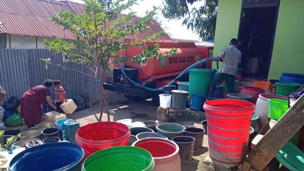 Penyaluran air bersih pada desa yang terdampak kekeringan di Kabupaten Bima, NTB. Sumber: Detikbali