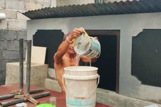 Warga di Banjar Dinas Batumadeg, Desa Besakih, Kecamatan Rendang, Kabupaten Karangasem saat menimba air dari tempat penampungan. Sumber: Istimewa