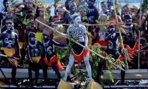 Salah satu tari yang dipertunjukan dalam Festival Danau Sentani pada 2022 lalu, Sumber Foto: Dok. Foto Bisnis