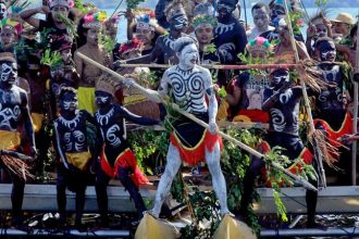Salah satu tari yang dipertunjukan dalam Festival Danau Sentani pada 2022 lalu, Sumber Foto: Dok. Foto Bisnis