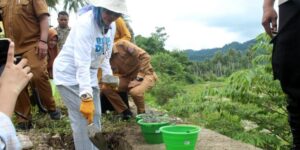 keterangan foto: Bupati Bone Bolango meletakan batu pertama pembangunan wisata river tubing, sumber foto: Istimewa