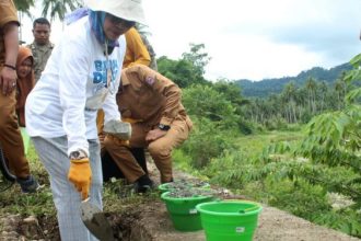 keterangan foto: Bupati Bone Bolango meletakan batu pertama pembangunan wisata river tubing, sumber foto: Istimewa