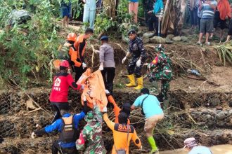 keterangan foto: evakuasi korban tanah longsor Lawu, sumber foto: Istimewa