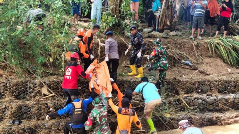 keterangan foto: evakuasi korban tanah longsor Lawu, sumber foto: Istimewa