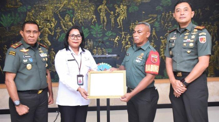 Bintara Pembina Desa Lermatang meraih penghargaan atas kiprahnya membantu penanganan stunting dari BKKBN, Sumber Foto: Dok. Tribun