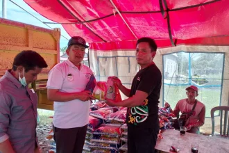 keterangan foto: bantuan beras dari KKLR Sulsel kepada warga terdampak banjir, sumber foto: Istokc