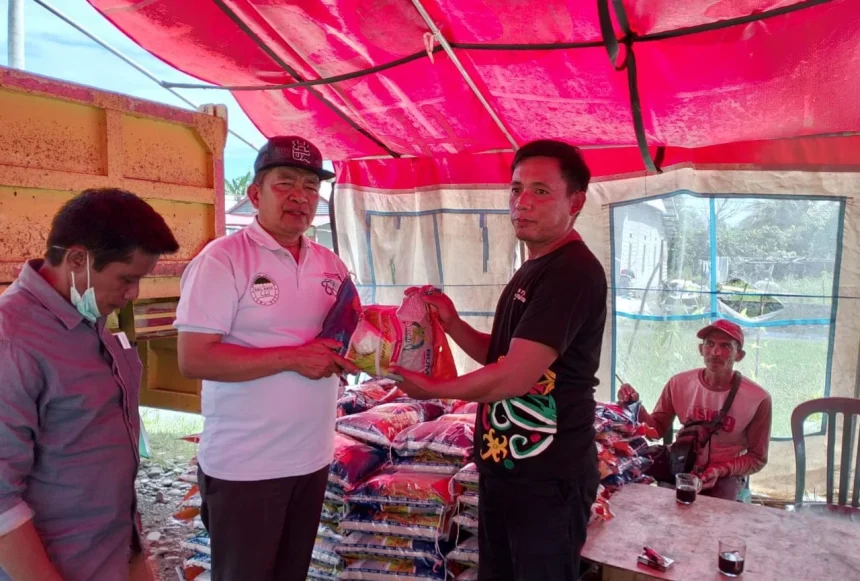 keterangan foto: bantuan beras dari KKLR Sulsel kepada warga terdampak banjir, sumber foto: Istokc