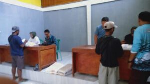 Ratusan KPM saat menerima bantuan cadangan beras pemerintah (CBP), Foto : iNewsCianjur.id