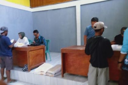 Ratusan KPM saat menerima bantuan cadangan beras pemerintah (CBP), Foto : iNewsCianjur.id