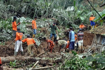 Ilustrasi warga pada saat gotong royong memperbaiki jalan yang longsor. Sumber foto: news.republika.co.id