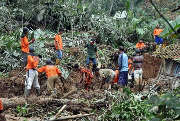 Ilustrasi warga pada saat gotong royong memperbaiki jalan yang longsor. Sumber foto: news.republika.co.id