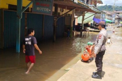 Personel Polsek Sokan lakukan monitoring banjir yang merendam dua desa di Kecamatan Sokan, Kabupaten Melawi, Kalimantan Barat.