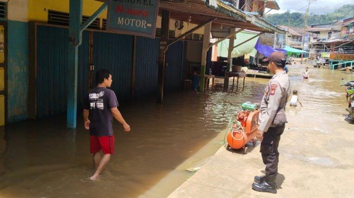 Personel Polsek Sokan lakukan monitoring banjir yang merendam dua desa di Kecamatan Sokan, Kabupaten Melawi, Kalimantan Barat.