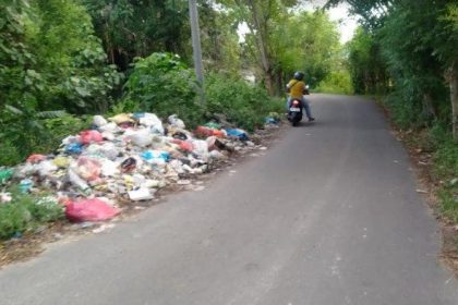 keterangan foto: tumpukan sampah di jalan masuk Desa Teratai