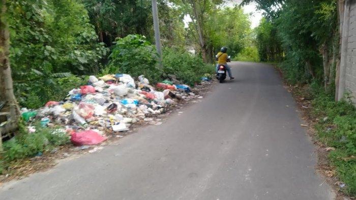 keterangan foto: tumpukan sampah di jalan masuk Desa Teratai