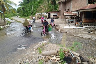 Jalan Rusak Berlubang Penuh Kubangan Air di Desa Pulo Gadung. Sumber Foto: Dok. www.habaaceh.id
