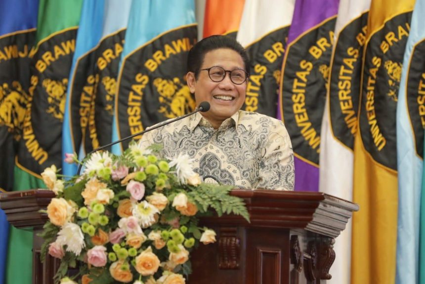 Abdul Halim Iskandar ketika memberi sambutan di wisuda Universitas Brawijaya. Sumber: Humas Kemendesa