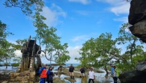 Sekretaris Camat Kelumpang Selatan, Sugeng bersama pihak yang lain mengunjungi objek wisata di Desa Tanjung Pangga.