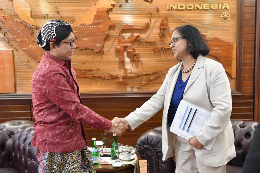 Mendes PDTT, Abdul Halim Iskandar berjabat tangan dengan Direktur Asia-Pasific IFAD Rihanna di Jakarta. Sumber: Humas Kemendesa.