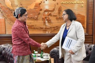 Mendes PDTT, Abdul Halim Iskandar berjabat tangan dengan Direktur Asia-Pasific IFAD Rihanna di Jakarta. Sumber: Humas Kemendesa.