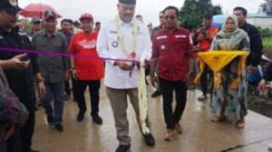 Bupati Kutai Kartanegara, Edi Damansyah saat meresmikan Jalan Desa Segihan di Kecamatan Sebulu, Kabupaten Kutai Kartanegara, Kalimantan Timur.