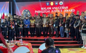 Foto bersama Kades dan Pejabat Kemenkumham acara Paralegal Justice Award 2024 Sumber Foto: Dok. Beritapagi.com