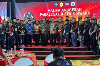 Foto bersama Kades dan Pejabat Kemenkumham acara Paralegal Justice Award 2024 Sumber Foto: Dok. Beritapagi.com