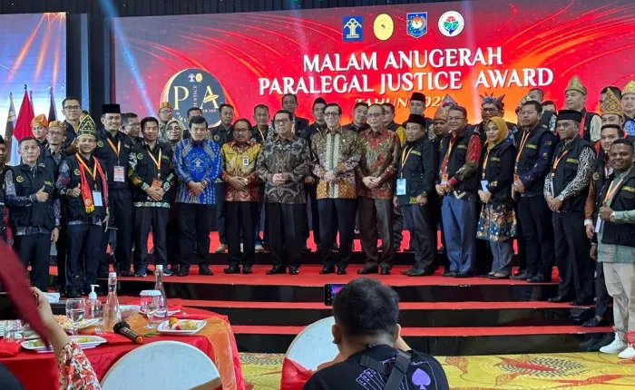 Foto bersama Kades dan Pejabat Kemenkumham acara Paralegal Justice Award 2024 Sumber Foto: Dok. Beritapagi.com