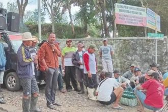 Ratusan warga Desa Sumberejo melakukan aksi protes di lapangan bola Dusun Sumbersari untuk mempertahankan aset tanah makam dan lapangan bola. Sumber : Istimewa.