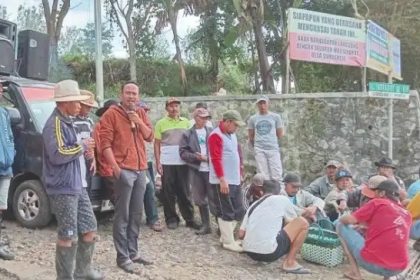 Ratusan warga Desa Sumberejo melakukan aksi protes di lapangan bola Dusun Sumbersari untuk mempertahankan aset tanah makam dan lapangan bola. Sumber : Istimewa.