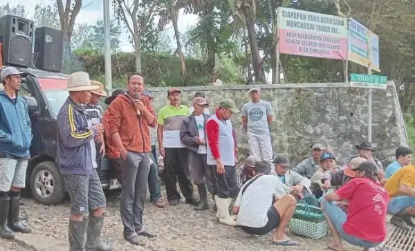 Ratusan warga Desa Sumberejo melakukan aksi protes di lapangan bola Dusun Sumbersari untuk mempertahankan aset tanah makam dan lapangan bola. Sumber : Istimewa.