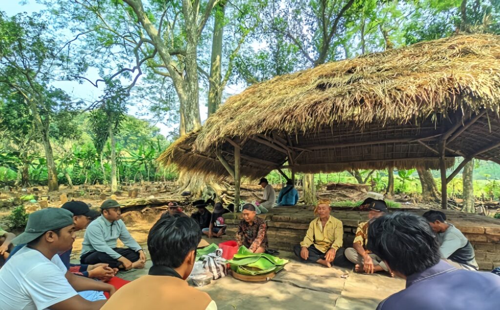 Kepala Desa Ngampungan bersama warganya melakukan kerja bakti membangun atap punden pembabat alas desa. Sumber : desakita.co