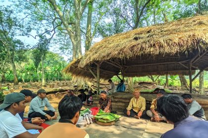 Kepala Desa Ngampungan bersama warganya melakukan kerja bakti membangun atap punden pembabat alas desa. Sumber : desakita.co
