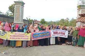 Puluhan ema-emak warga Desa Purana bersatu menolak pembangunan TPA. Sumber : beritaindonesianews.id