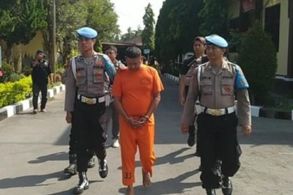 Kepala Desa Tirto berinisial AM saat ditangkap Polresta Magelang, Selasa (4/6/2024). Sumber : Eko Susanto/detikJateng