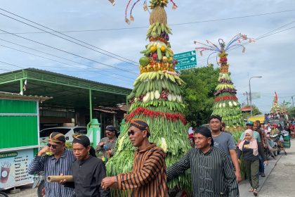 Warga Desa Dempet, Kecamatan Dempet, Kabupaten Demak, sedang mengarak gunungan dalam kirab Apitan atau sedekah bumi. Sumber : dinkominfo.demakkab.go.id