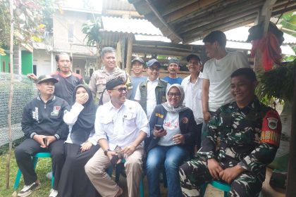 Kepala Desa Gadog, Dedi Junaidi (3 dari kiri) bersama jajaran saat mengecek lapangan kelompok ternak di RW 4 desa setempat. Sumber : rri.co.id/yf