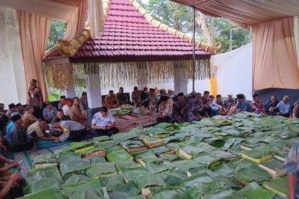Masyarakat berkumpul di punden Dusun Jemuran untuk menggelar bersih dusun. Sumber: Radar Malang