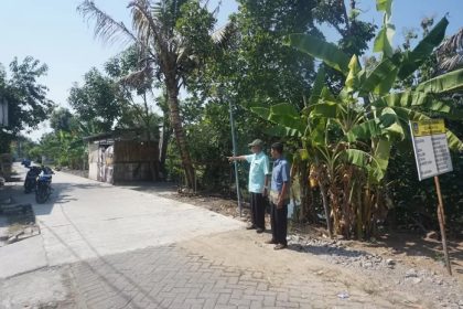 Kepala Desa Kudubanjar Gatot Kuswanto (memakai topi) didampingi perangkat desa saat menunjukkan jalan lingkungan yang telah dirabat beton di Dusun Banjarejo, Desa Kudubanjar, Kecamatan Kudu, Jombang. Sumber: Dwi Aris/Radar Jombang