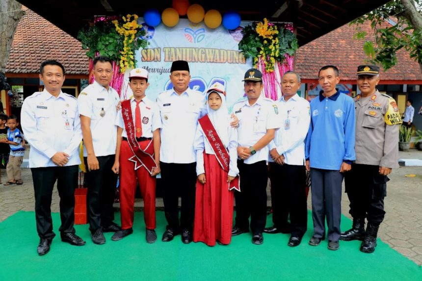 Pj Bupati Jombang Sugiat memberikan apresiasi siswa SDN Tanjungwadung yang berprestasi. Sumber : Anggi Fridianto/Radar Jombang