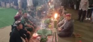 Warga Desa Kemiren Saat Makan Bersama dalam Tradisi Tumpeng Sewu. Sumber : seblang.com