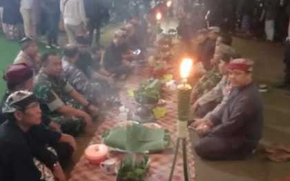 Warga Desa Kemiren Saat Makan Bersama dalam Tradisi Tumpeng Sewu. Sumber : seblang.com