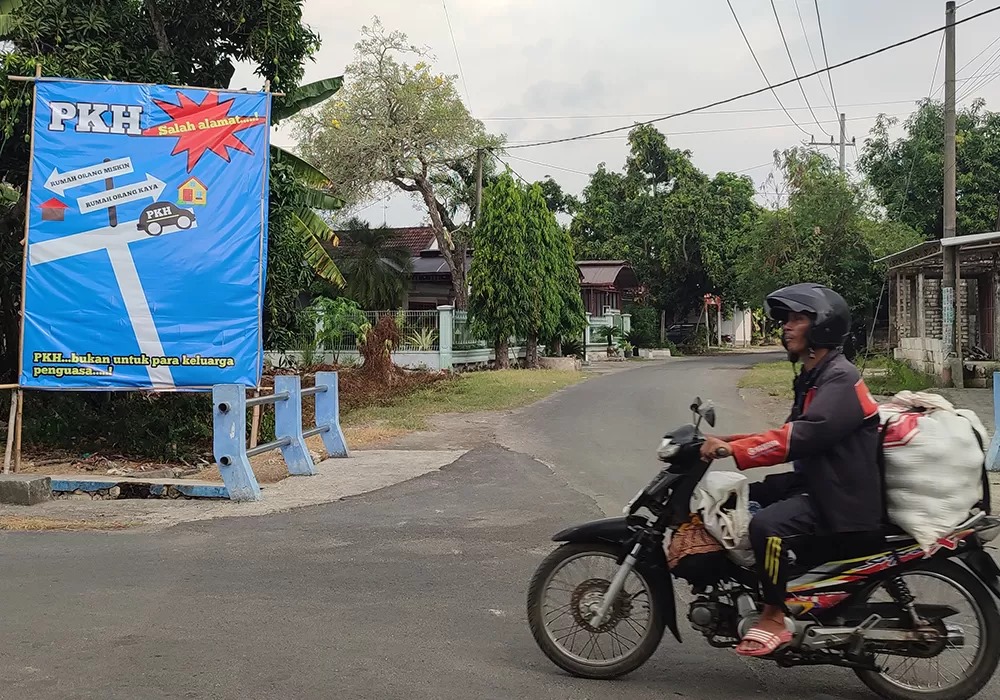 Warga Desa Bandungrejo, Kecamatan Plumpang memasang banner sebagai bentuk protes kepada pemerintah desa. Sumber : radartuban.jawapos.com