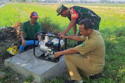 Warga Desa Penambangan Sidoarjo menyambut sukacita dan rasa syukur atas selesainya program TMMD. Sumber : Biro Sidoarjo
