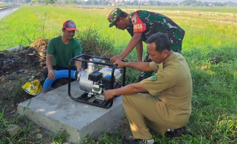 Warga Desa Penambangan Sidoarjo menyambut sukacita dan rasa syukur atas selesainya program TMMD. Sumber : Biro Sidoarjo