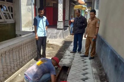 Kades Kalibuntu Khairul Anam (baju dinas) saat meninjau pembangunan drainase di Dusun Sambilangan 2. Sumber: Pemdes Kalibuntu for Radar Bromo