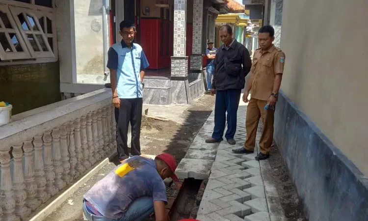 Kades Kalibuntu Khairul Anam (baju dinas) saat meninjau pembangunan drainase di Dusun Sambilangan 2. Sumber: Pemdes Kalibuntu for Radar Bromo