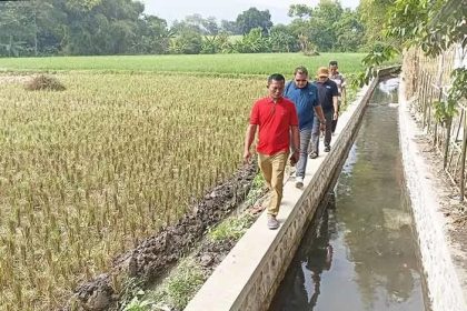 Kepala Desa Sindetlami Saiful Bahri dan sejumlah perangkat desa saat meninjau kondisi saluran irigasi di Dusun Taman yang rampung dibangun. Sumber : radarbromo.jawapos.com