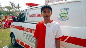 Kades Kedungbenda bersama Mobil Siaga dari Pemkab Purbalingga. Sumber : Dinkominfo Purbalingga