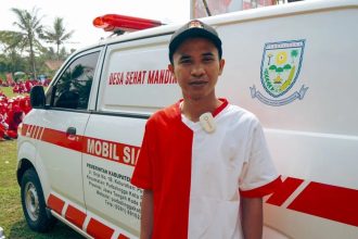 Kades Kedungbenda bersama Mobil Siaga dari Pemkab Purbalingga. Sumber : Dinkominfo Purbalingga
